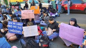 Sentada de alumnos de la Epet 2 por mejoras: "La escuela es un asco"