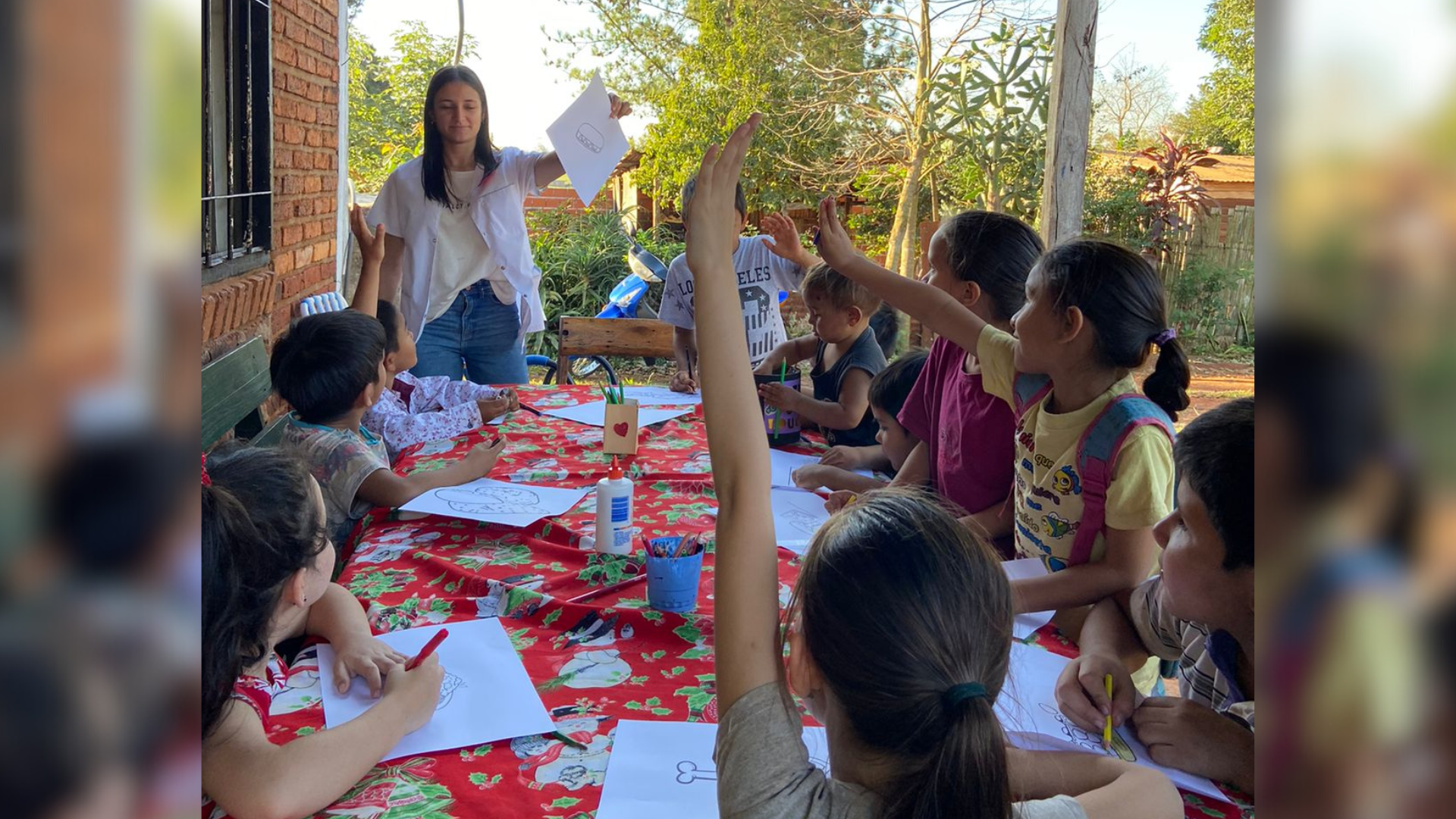 Estudiantes se unieron y dan clases a niños en merenderos de Posadas