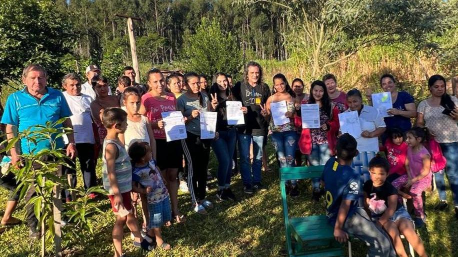 Puerto Leoni: ante riesgo por conexiones irregulares, familias de ex Fadimat exigen agua y luz