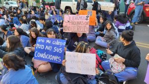 Sentada de alumnos de la Epet 2 por mejoras: "La escuela es un asco"