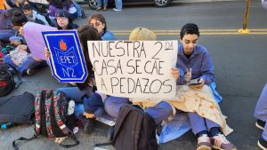 Sentada de alumnos de la Epet 2 por mejoras: "La escuela es un asco"