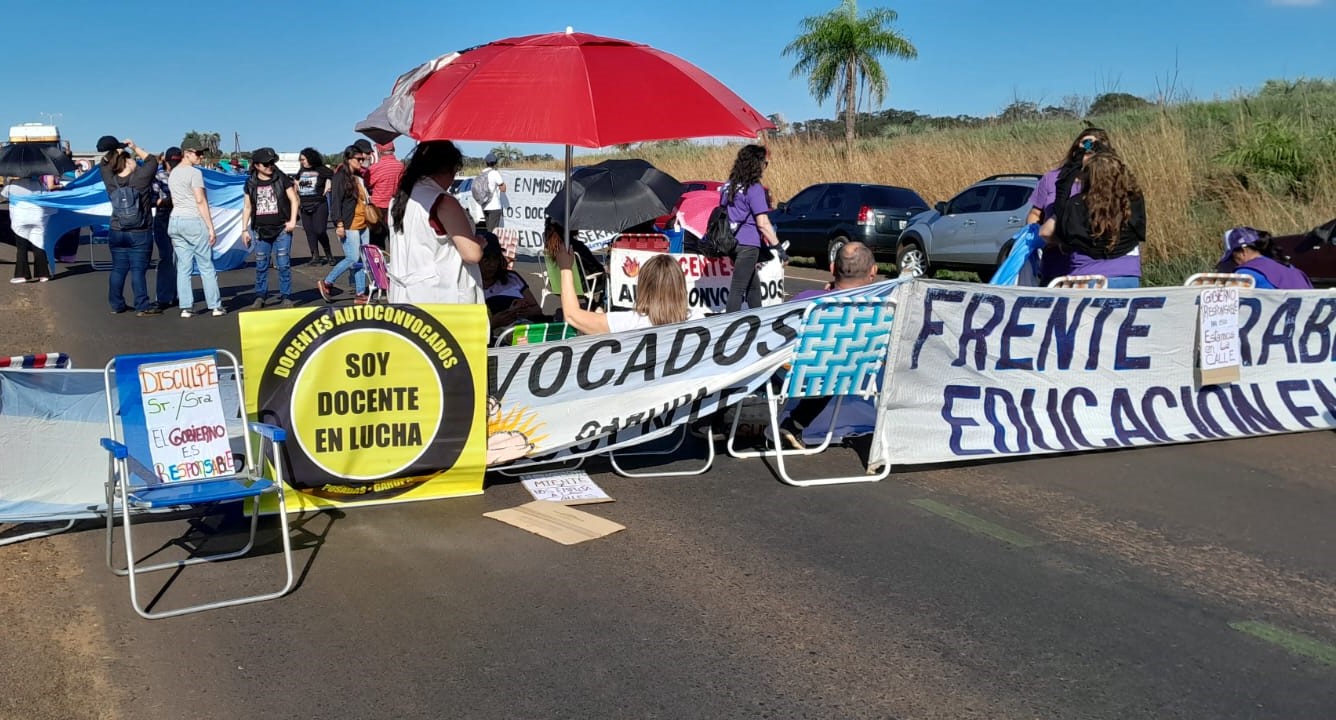 Docentes cortan ruta 12 e inician paro de 72 horas tras el receso invernal