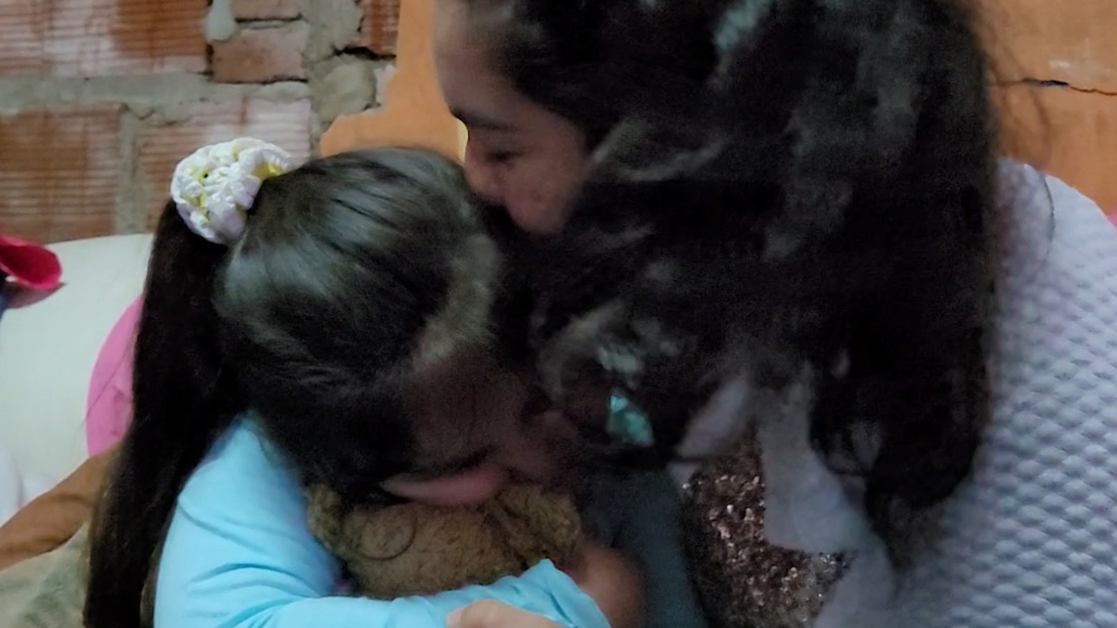 Niña de 5 años se reencontró con su peluche perdido en terminal Quaranta