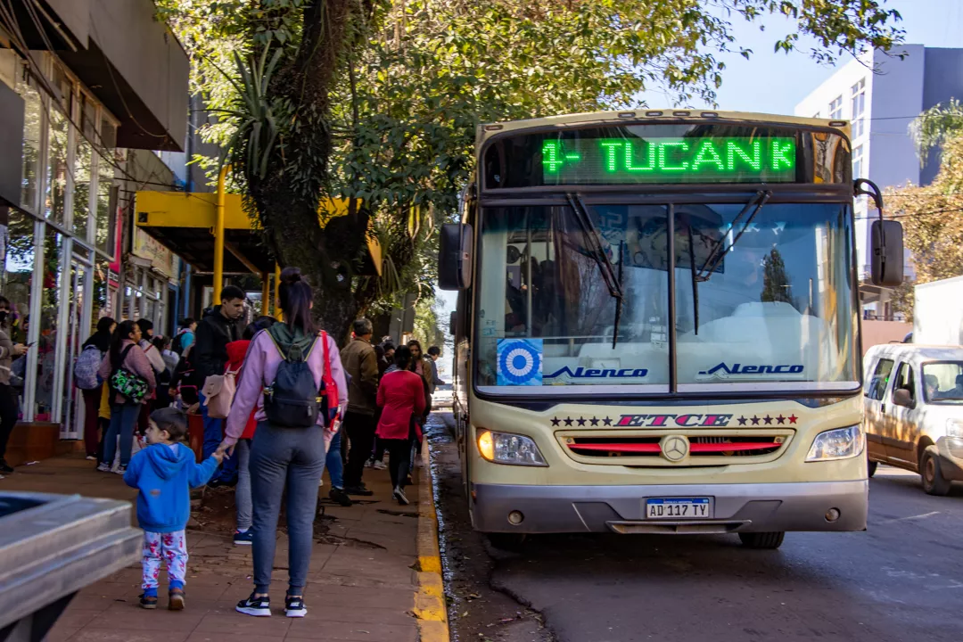 Reducen frecuencias y suspenden servicio nocturno de colectivos en Eldorado 