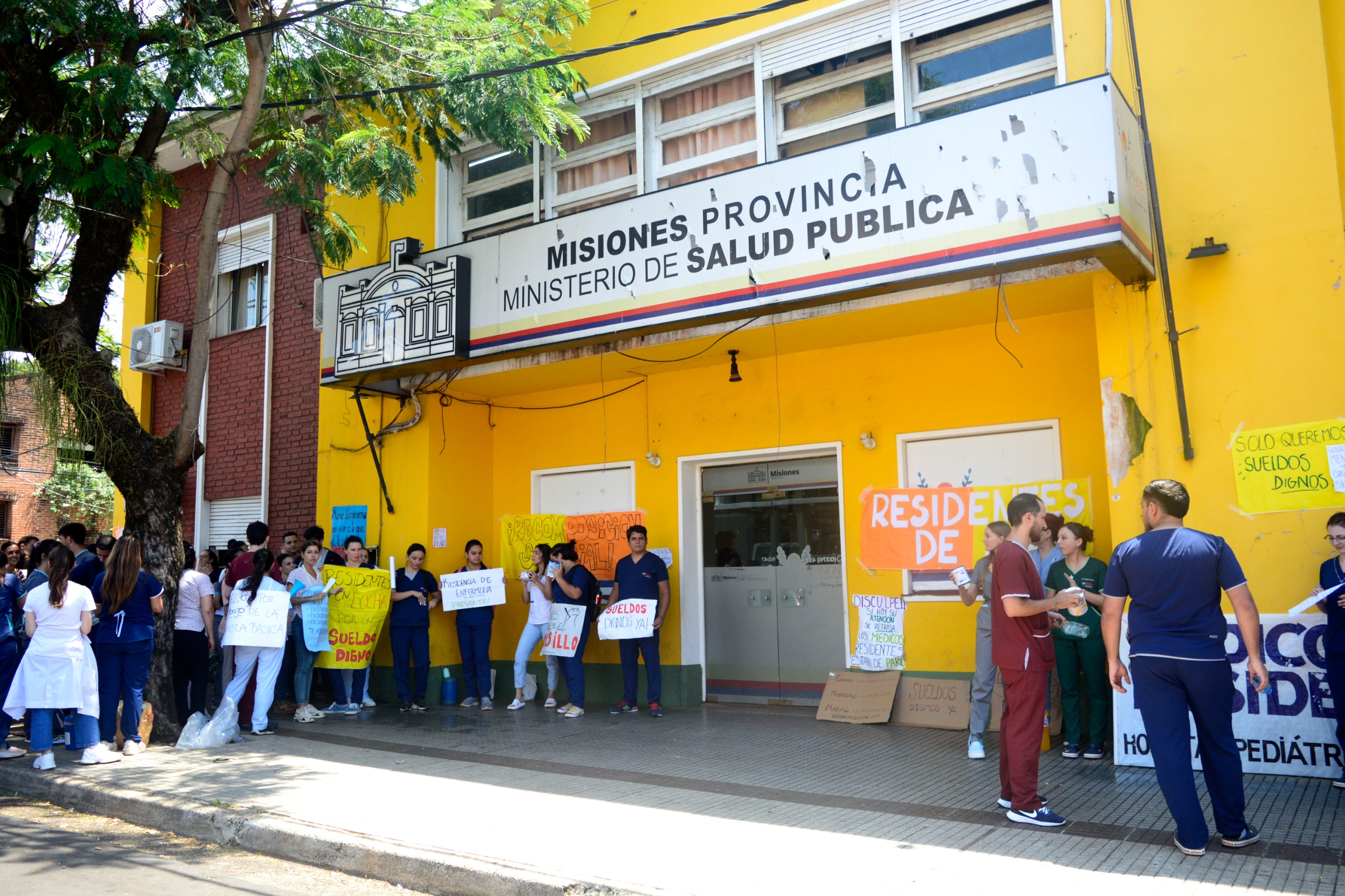 Médicos residentes de paro hace 5 días: “No llegamos a la canasta básica”