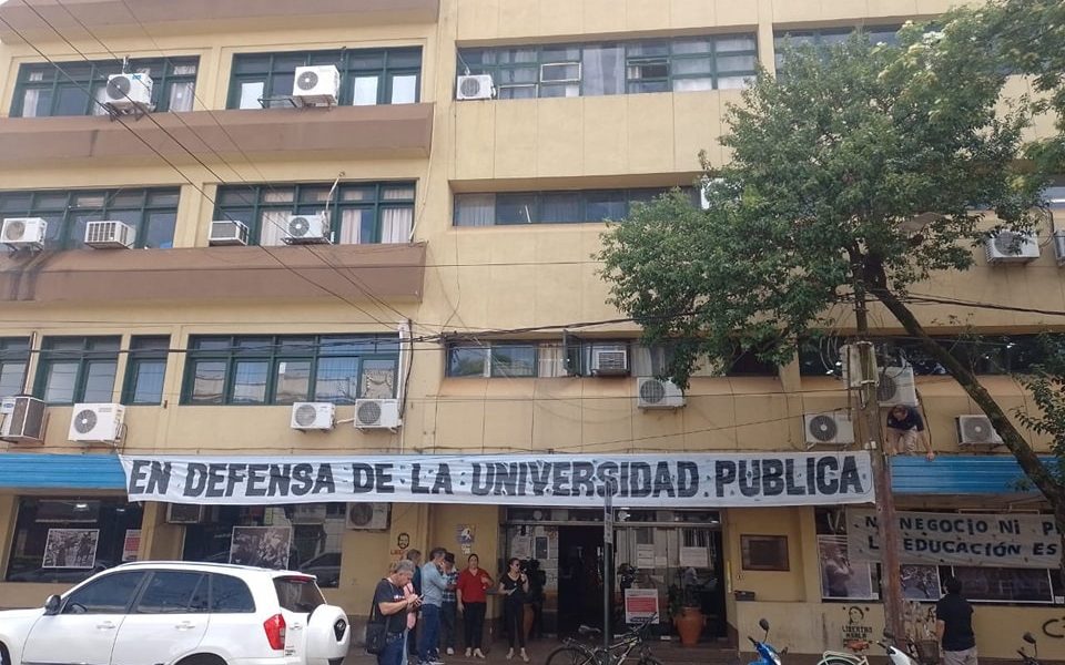 Estudiantes se manifestarán contra el ajuste y harán sentada frente al campus