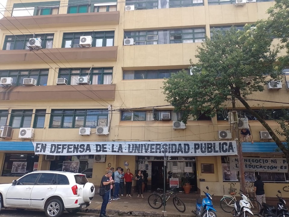 Estudiantes se manifestarán contra el ajuste y harán sentada frente al campus