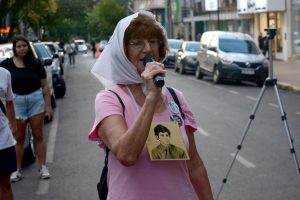 Repintaron cientos de pañuelos blancos frente a edificio militar en Posadas