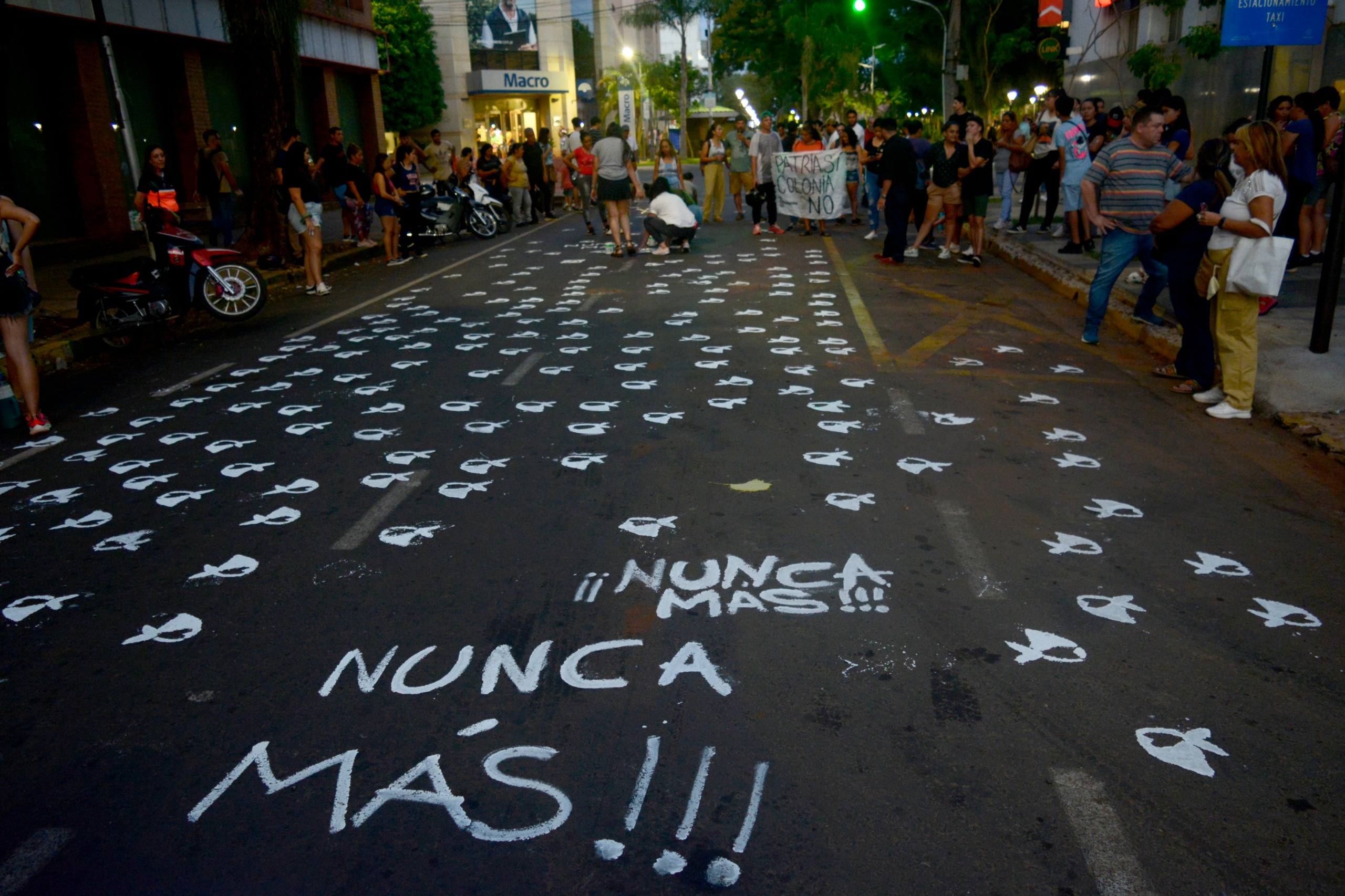 Repintaron cientos de pañuelos blancos frente a edificio militar en Posadas