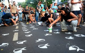 Repintaron cientos de pañuelos blancos frente a edificio militar en Posadas