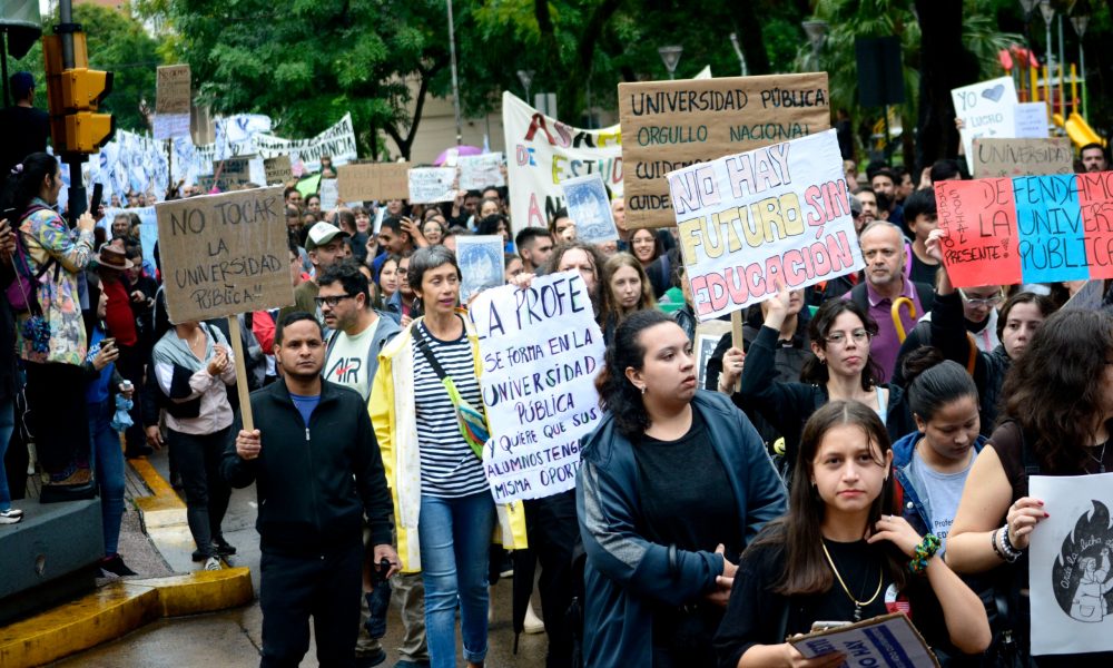 Una plaza colmada y un grito unísono en Posadas: “La educación se defiende”