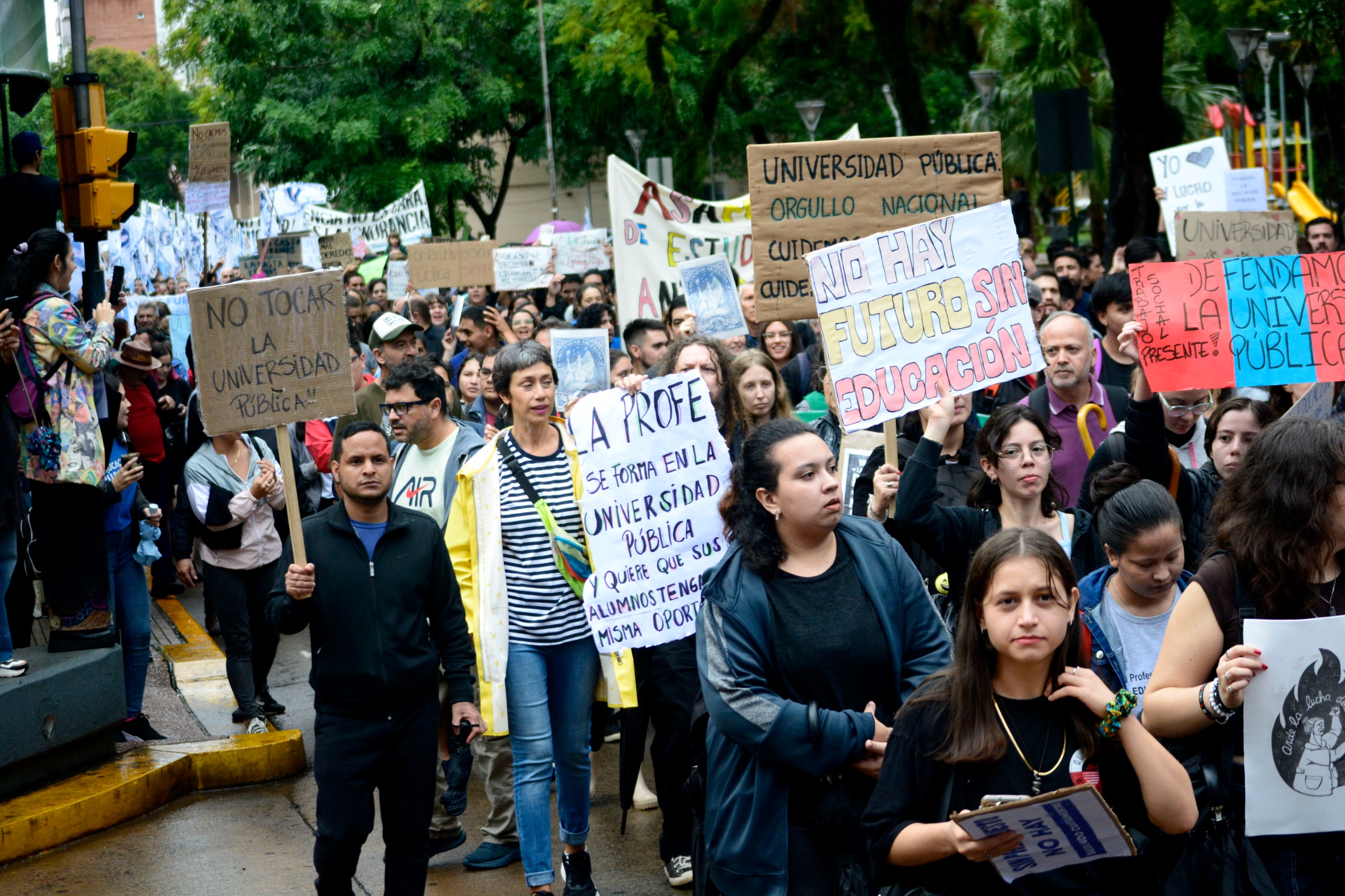 Una plaza colmada y un grito unísono en Posadas: “La educación se defiende”