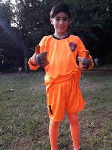 Tiene 12 años, es arquero y sueña con viajar a Santa Fe para jugar al fútbol 