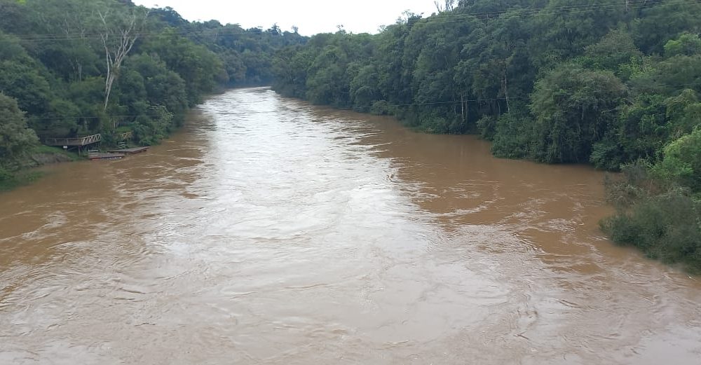 Buscan a un adolescente arrastrado por la corriente del arroyo Piray Miní