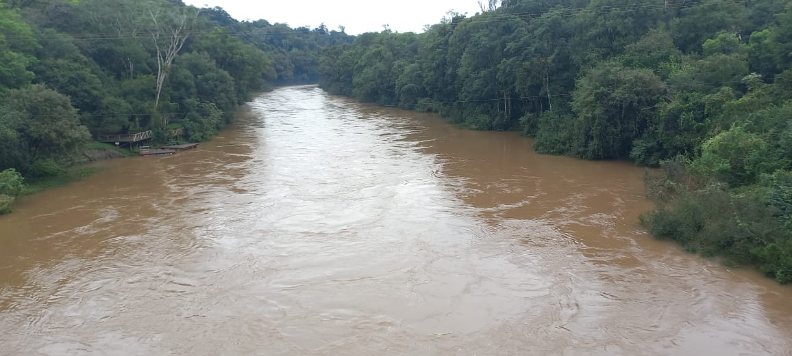 Buscan a un adolescente arrastrado por la corriente del arroyo Piray Miní