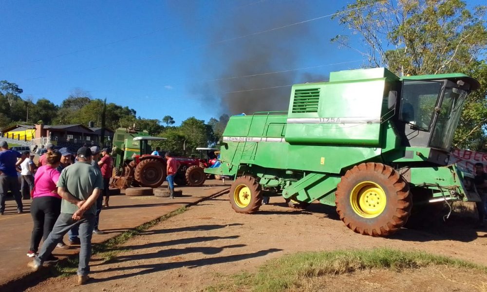 Aumenta la tensión por la soja en El Soberbio y los colonos cortaron la ruta 2