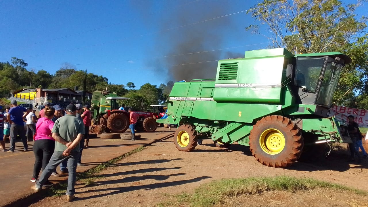 Aumenta la tensión por la soja en El Soberbio y los colonos cortaron la ruta 2