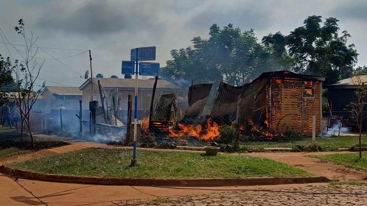 Familia perdió todo en el incendio de su casa en Itaembé Guazú