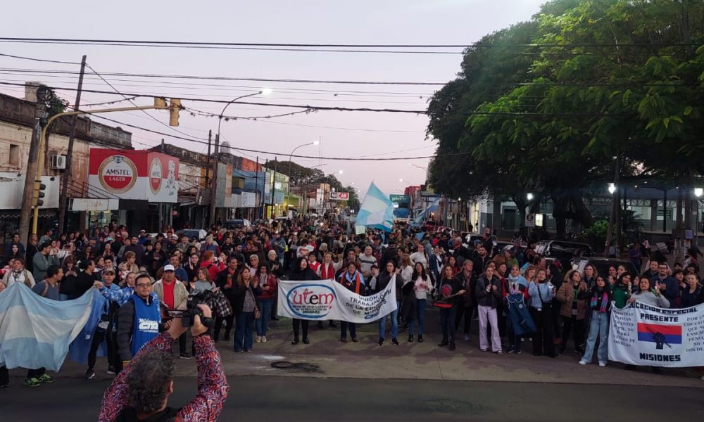 Docentes en protesta realizaron asamblea en el mástil de Posadas