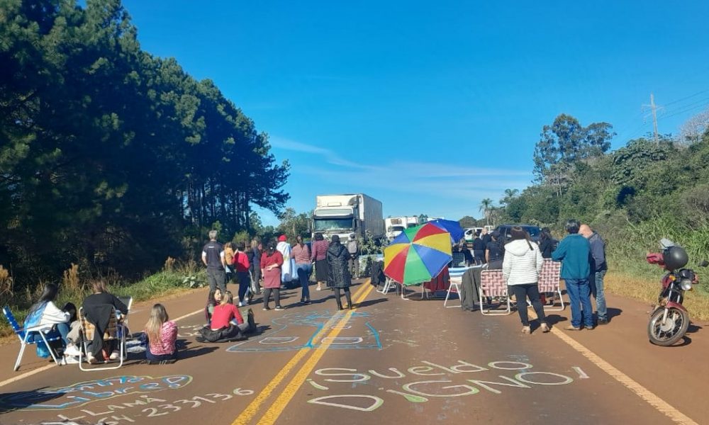 Docentes cortan rutas y dialogan con el gobierno para destrabar el conflicto
