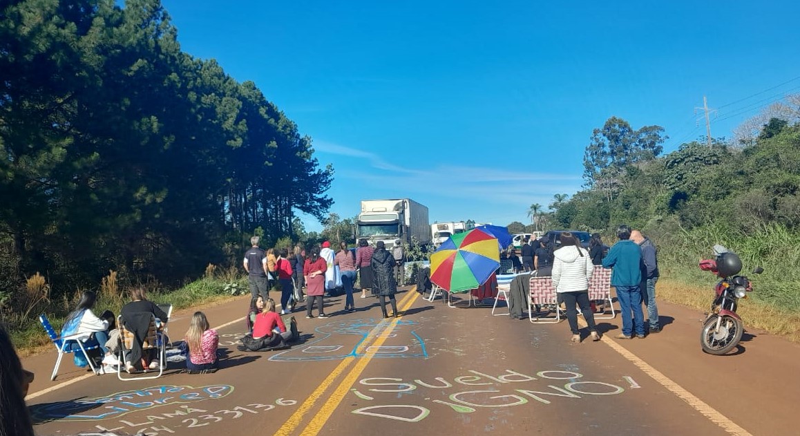 Docentes cortan rutas y dialogan con el gobierno para destrabar el conflicto