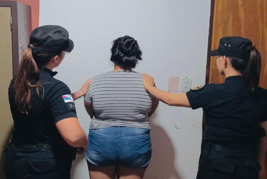 Detienen a acusada de apuñalar e intentar prender fuego la casa de su ex