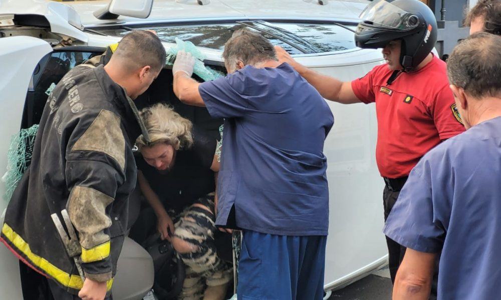 Chocó, volcó y quedó atrapada dentro de su auto sobre avenida Roca