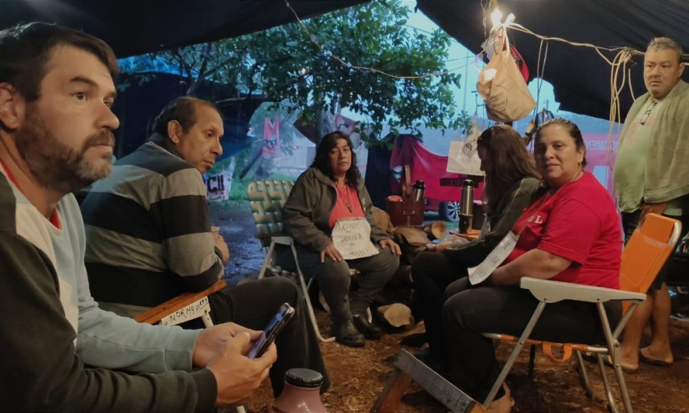 Docentes hospitalizadas volvieron al acampe y continúan en huelga de hambre