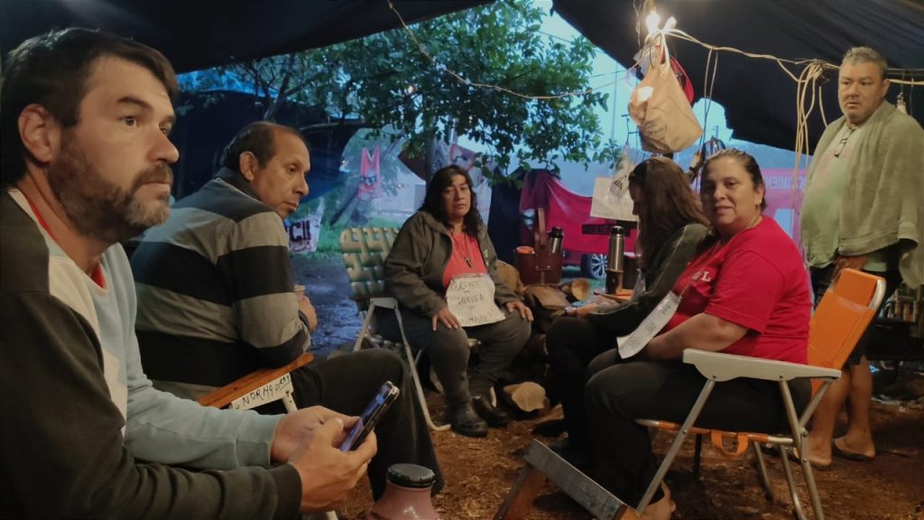 Docentes hospitalizadas volvieron al acampe y continúan en huelga de hambre