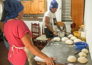 Trabajadoras de la economía popular salen adelante con su panadería "Artesanal"
