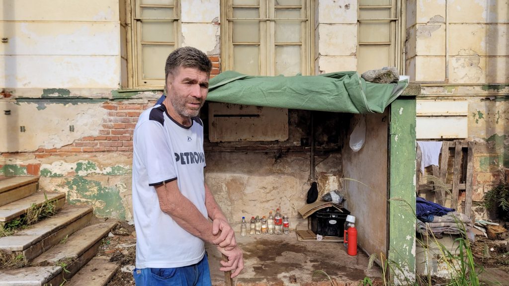 Después del cáncer quedó en la calle y ahora vive en el viejo Madariaga