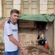 Después del cáncer quedó en la calle y ahora vive en el viejo Madariaga