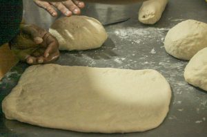 Trabajadoras de la economía popular salen adelante con su panadería "Artesanal"