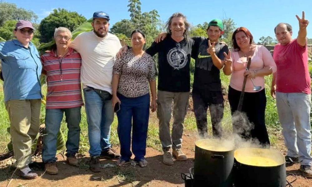 Familias participan de taller de bioconstrucción impulsado por el partido TTT