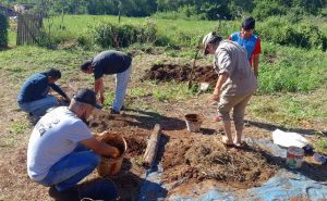 Familias participan de taller de bioconstrucción impulsado por el partido TTT