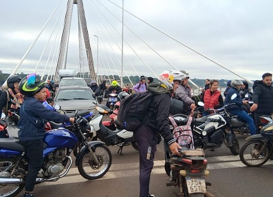 Paseros cortan el tránsito en el puente internacional Posadas-Encarnación