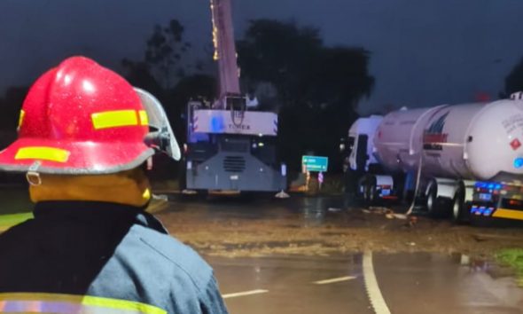 Sin incidentes, retiran camión con gas propano que volcó en Campo Viera