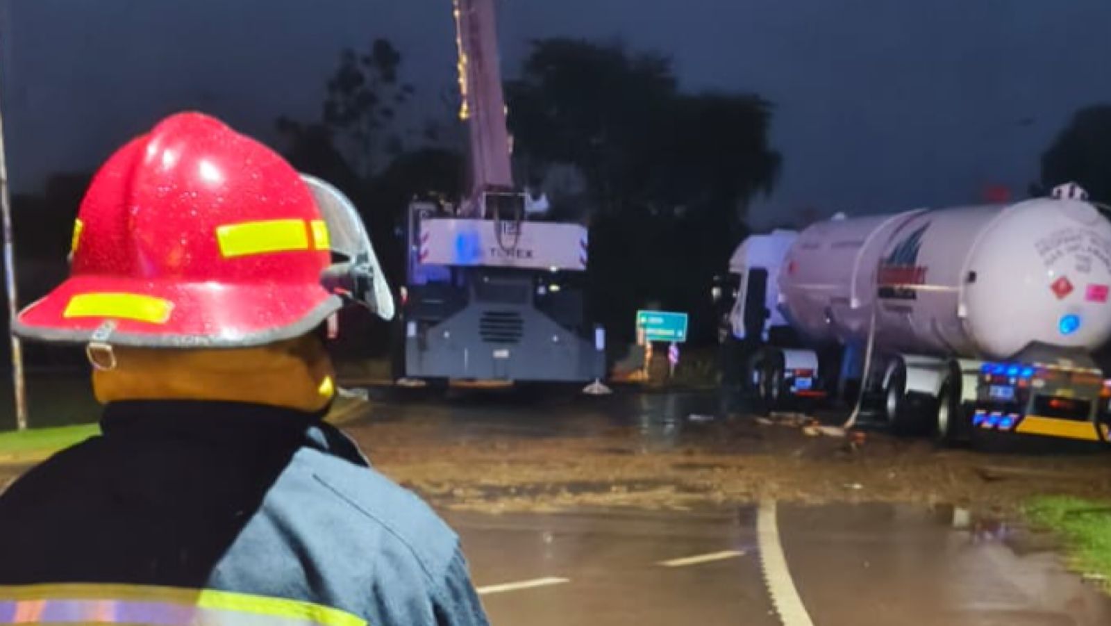 Sin incidentes, retiran camión con gas propano que volcó en Campo Viera