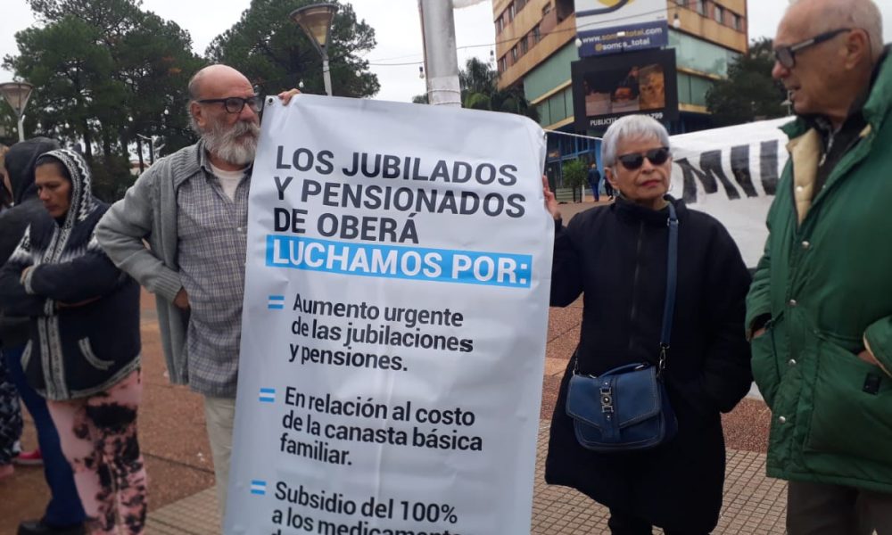 Concentración y protesta en Oberá: “Hay jubilados que cobran solo $250.000” imagen-6