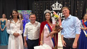 Coronan a Valeria Cufré como reina en el cierre de la Fiesta del Docente