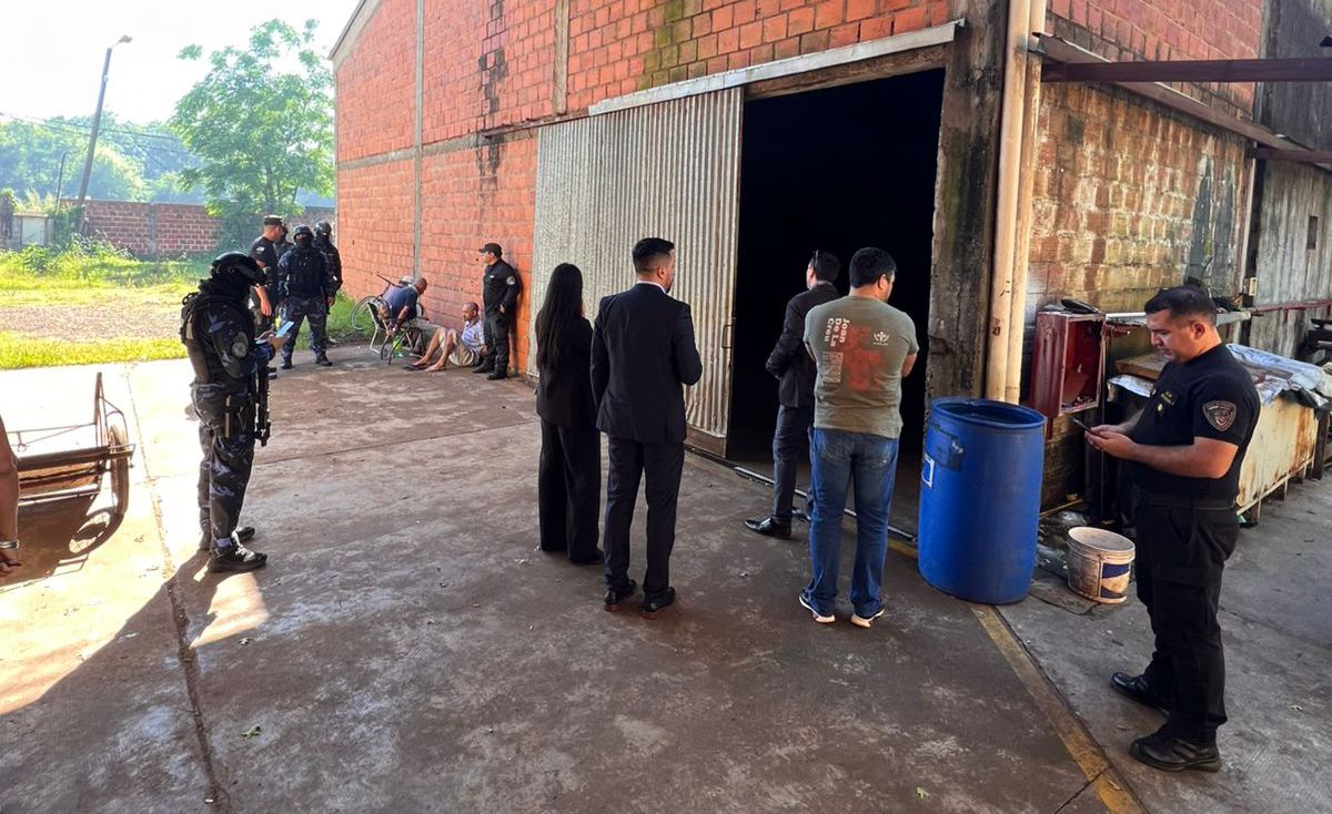 Rescatan niña de 12 años en una fábrica abandonada y detienen a tres hombres