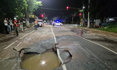 Caño roto hundió el asfalto e inundó una casa en la Chacra 43