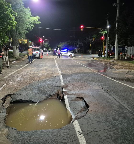 Caño roto hundió el asfalto e inundó una casa en la Chacra 43