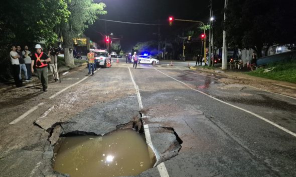 Caño roto hundió el asfalto e inundó una casa en la Chacra 43