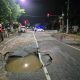 Caño roto hundió el asfalto e inundó una casa en la Chacra 43