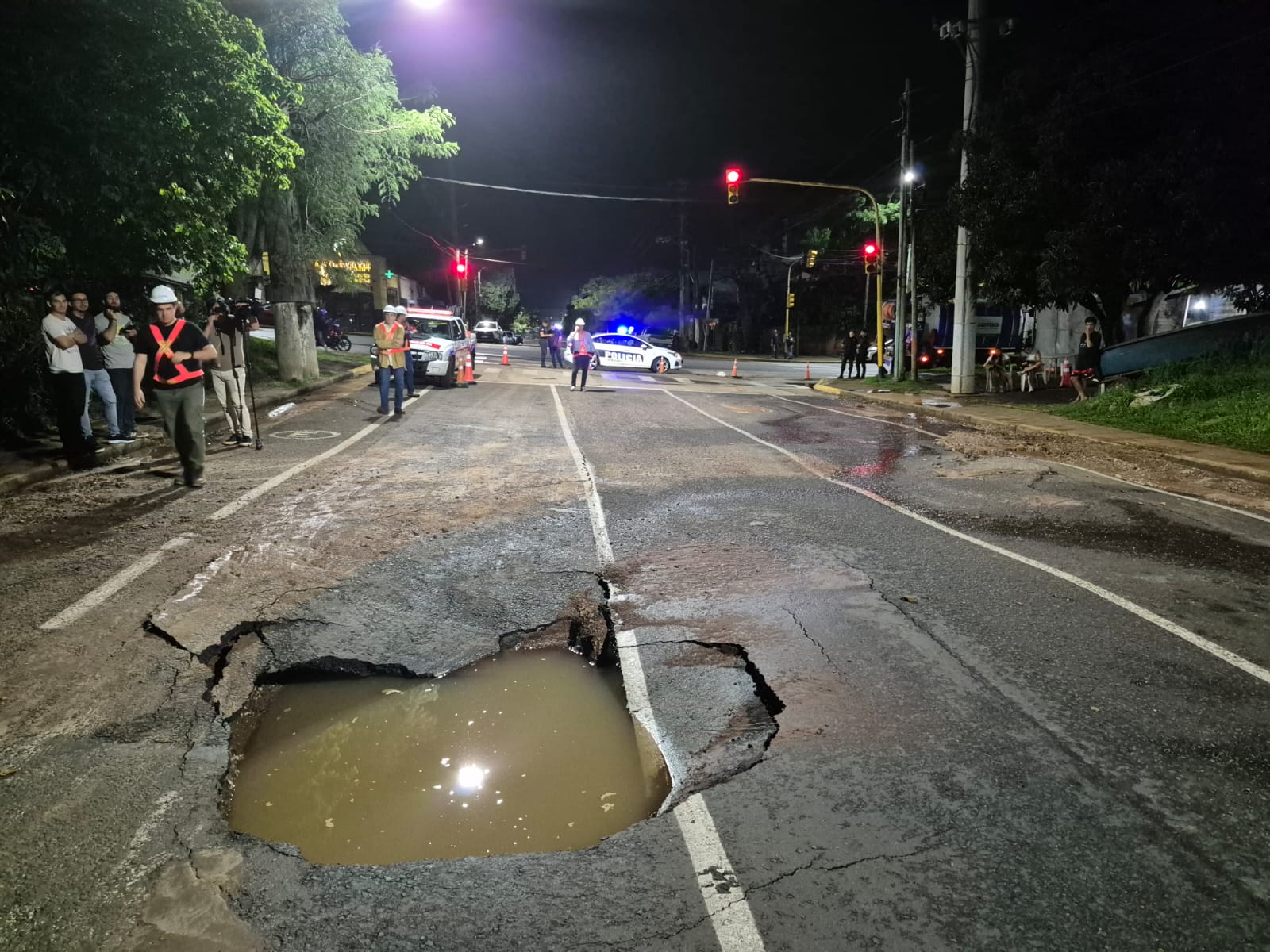 Caño roto hundió el asfalto e inundó una casa en la Chacra 43