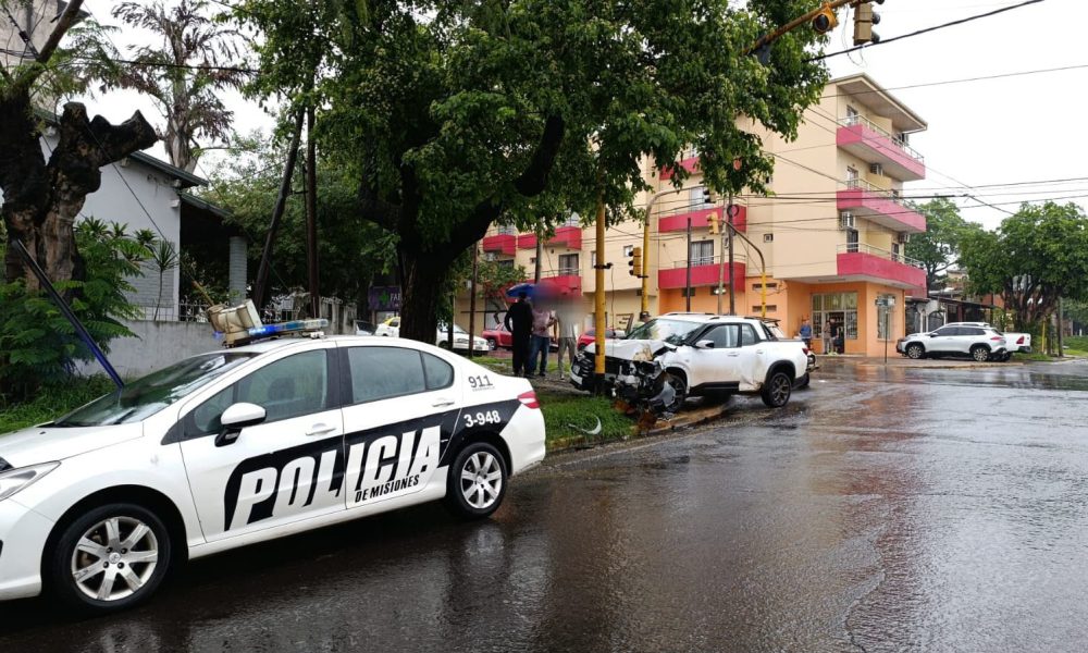 Quiso llevarse whisky sin pagar, chocó en la fuga y siguió el escape a pie 7 Quiso llevarse whisky sin pagar, chocó en la fuga y siguió el escape a pie imagen-6