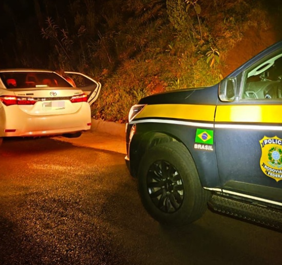 pareja bebé marihuana