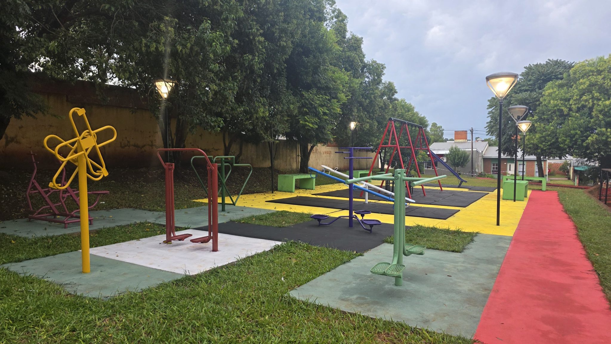 La Municipalidad de Alem puso en valor la plaza del barrio Juan Pablo II 12 La Municipalidad de Alem puso en valor la plaza del barrio Juan Pablo II imagen-11