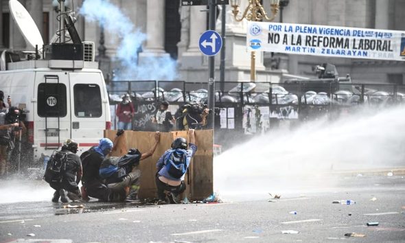 Incidentes frente al Congreso mientras el Senado debate la reforma laboral